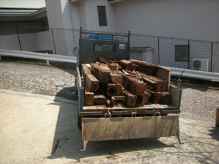 花壇の枕木撤去